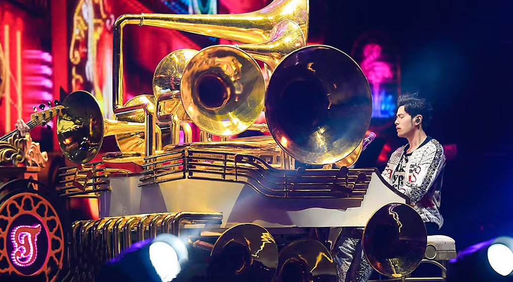 leyu乐鱼透明屏和荧光棒系列产品亮相2022周杰伦新加坡演唱会