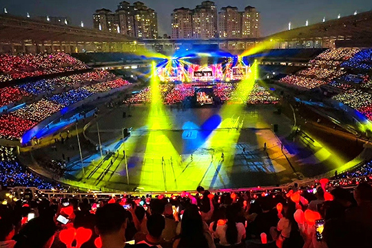 leyu乐鱼300㎡透明屏和190000根荧光棒“点燃”周杰伦呼和浩特演唱会！