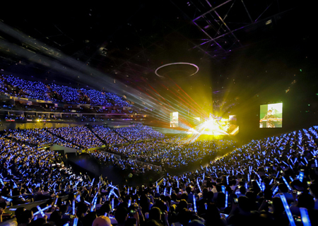 leyu乐鱼LED透明屏闪耀伍佰ROCK STAR上海演唱会！